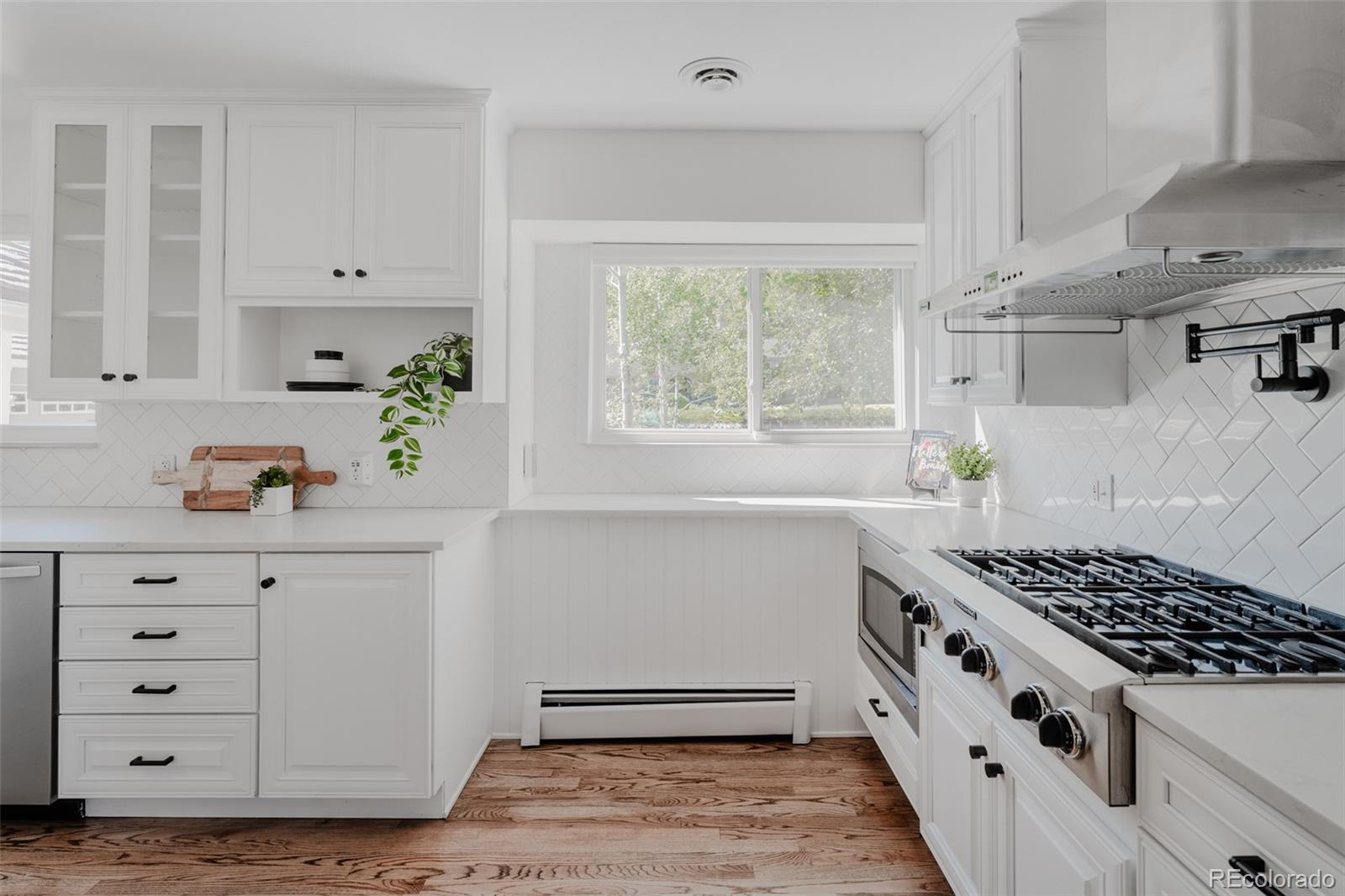 This kitchen has everything you want, both aesthetically and functionally, blending elegant design with practical features to create the perfect culinary space.