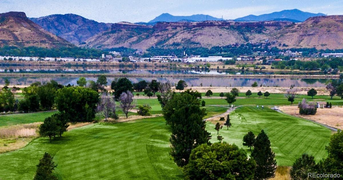 Applewood offers a wealth of recreational opportunities, from its verdant green spaces and scenic walking trails to prestigious golf, swim and tennis clubs.