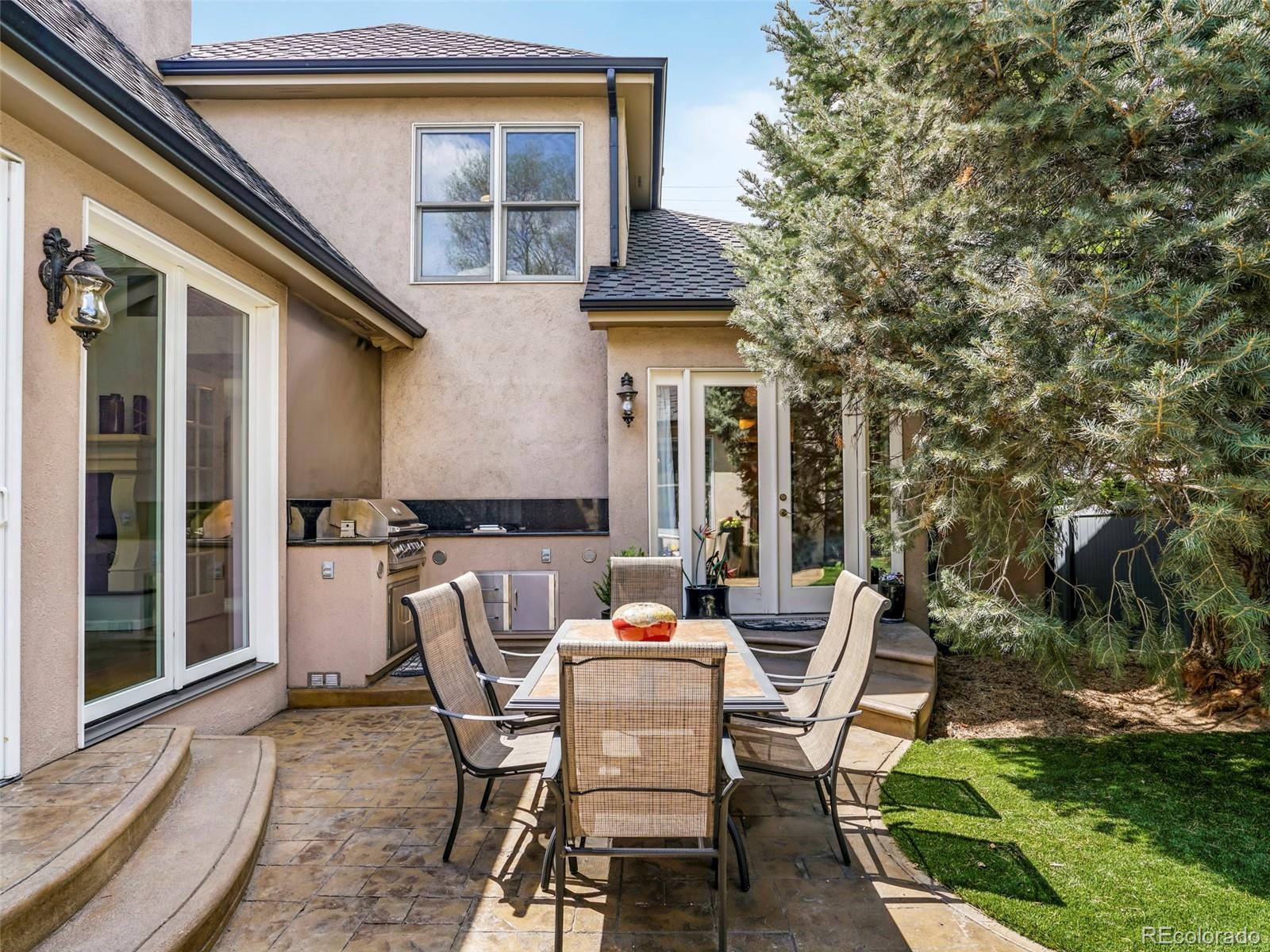 Private outdoor dining/entertaining area