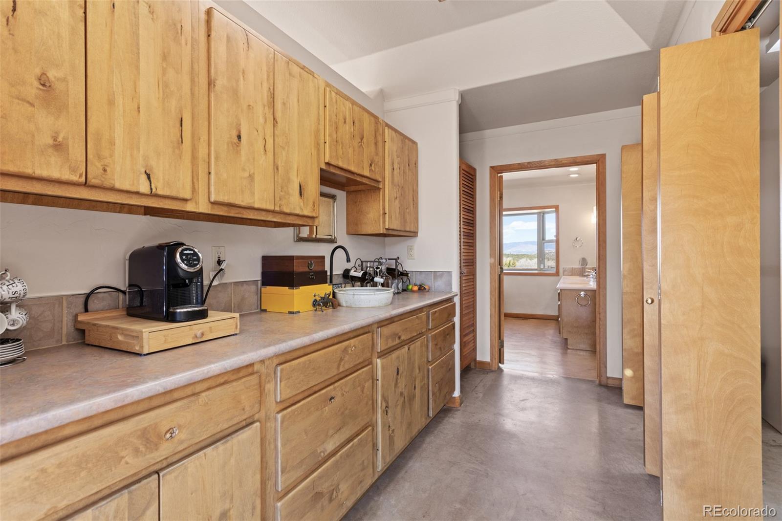 Wet bar w/ hand sink & propane line available for beer/wine fridge