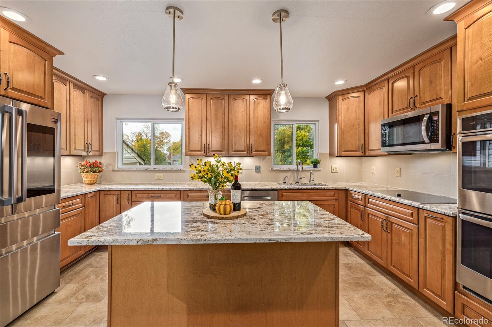 Gourmet kitchen, granite Bianca Sucre Brazilian Countertops