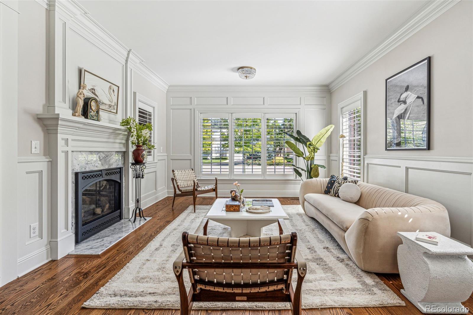 Living Room w/ gas fireplace