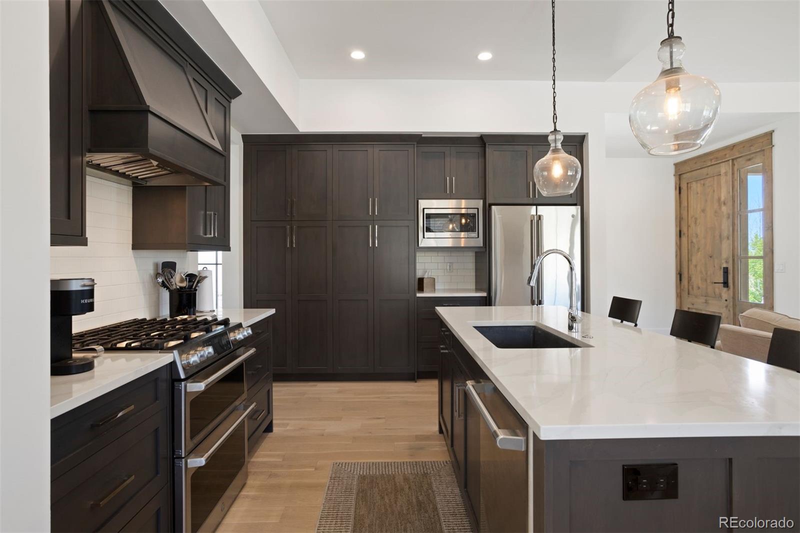 Beautiful guest kitchen.