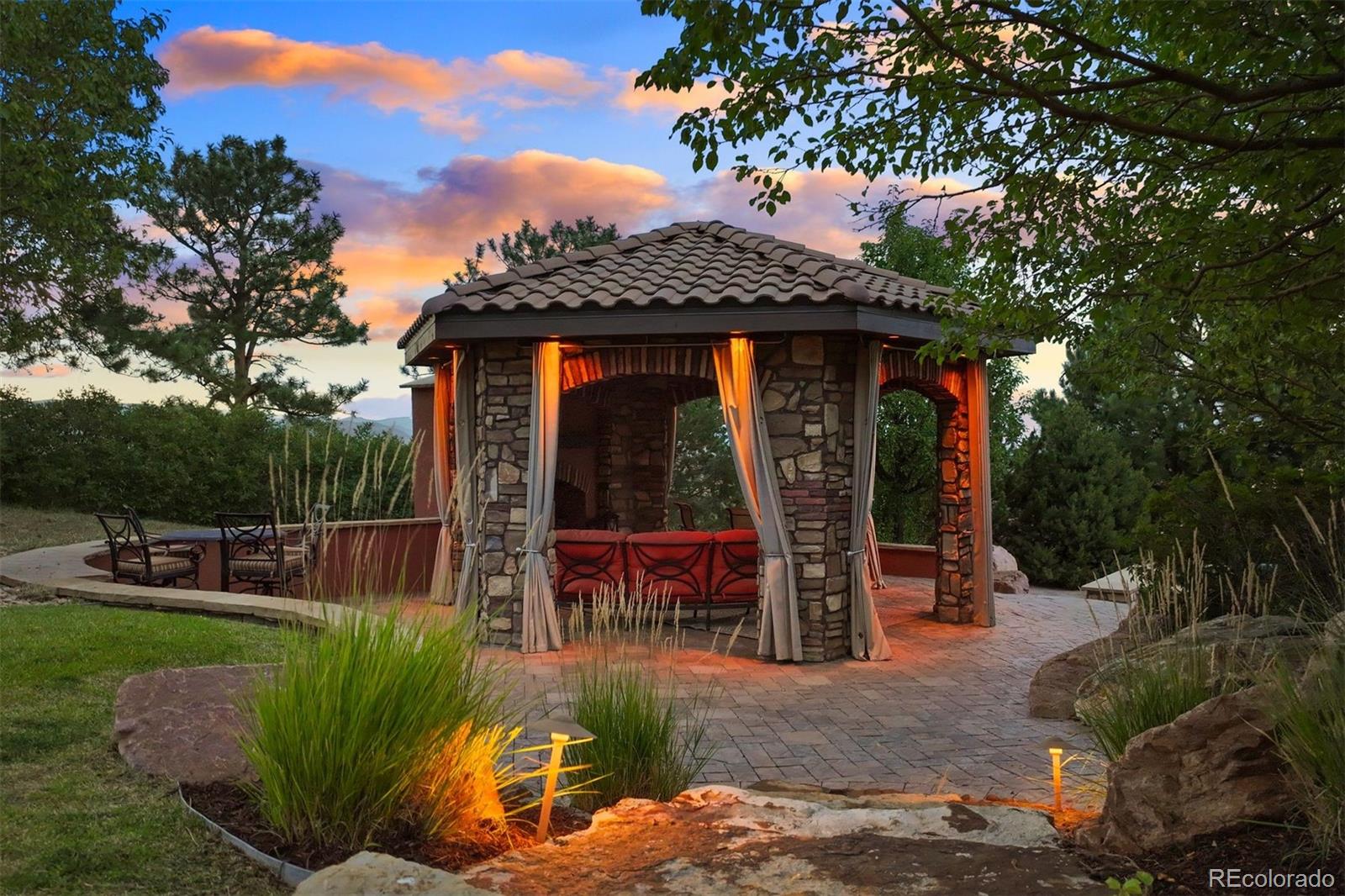 Gazebo with its own fireplace, ideal for cozy evenings under the stars.