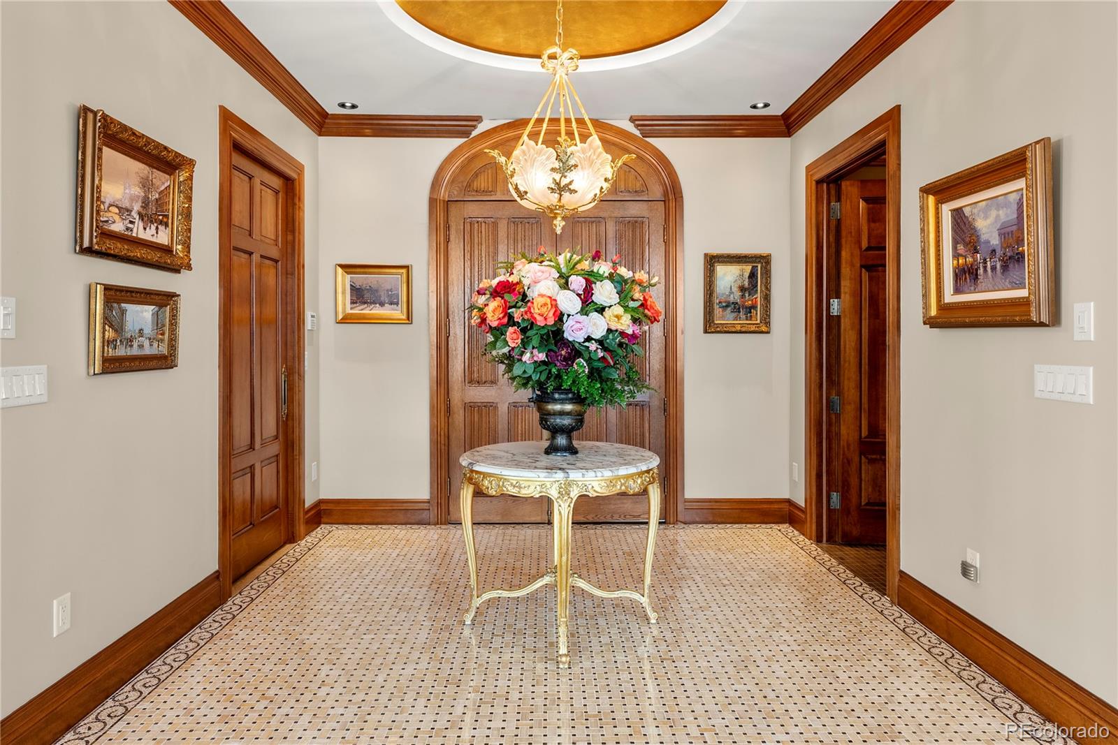 Foyer into the home