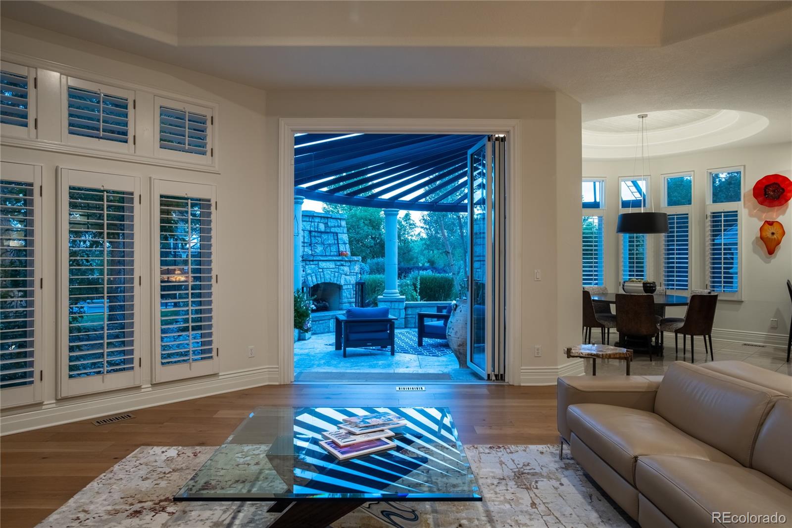 Beautiful great room w Nano doors leading to patio area