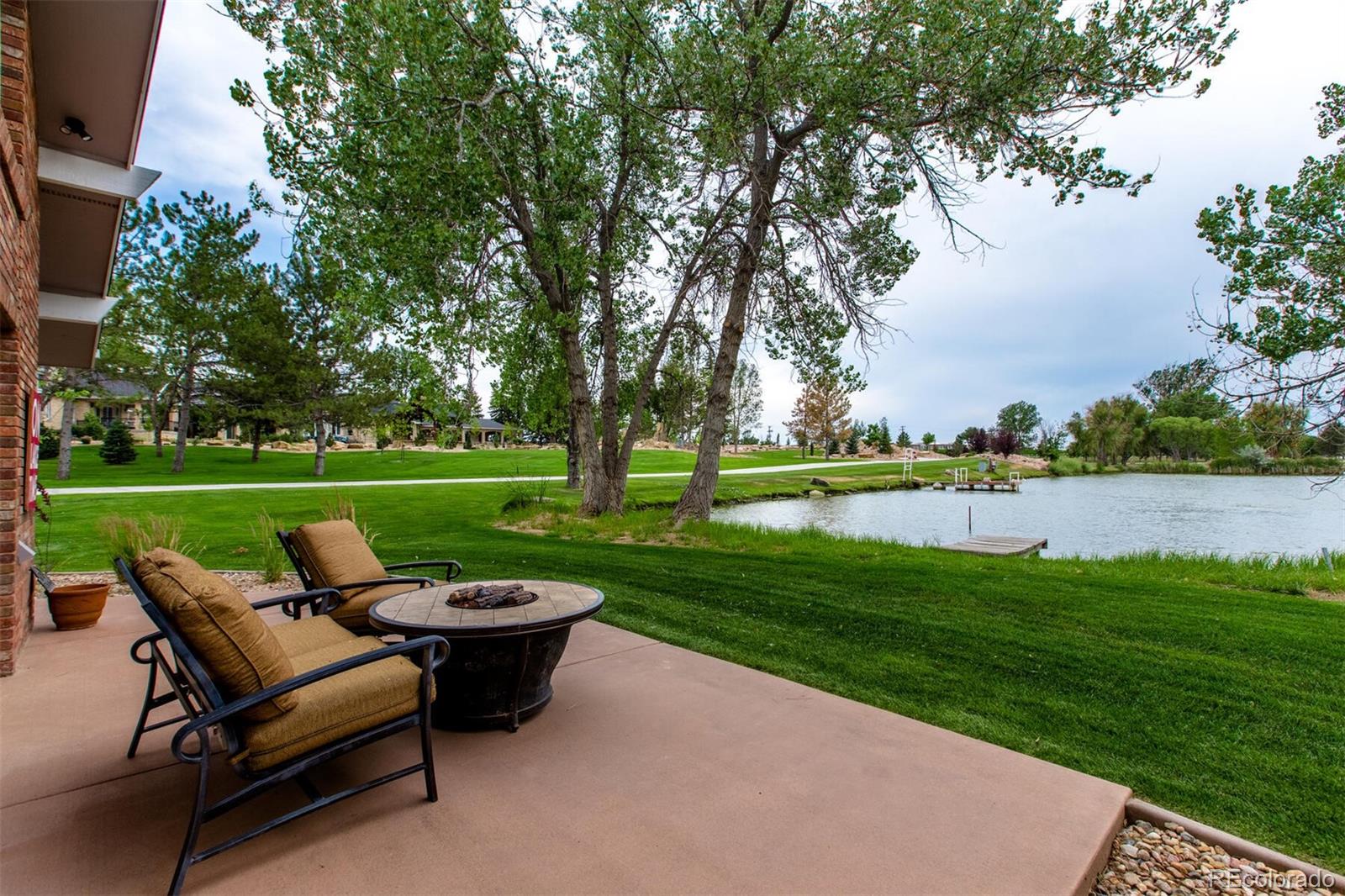 Can you imagine a glass of wine, watching the sunset over the lake while catching up with your guests? This is what Swan Lake is all about- living life to its fullest and most fulfilling.