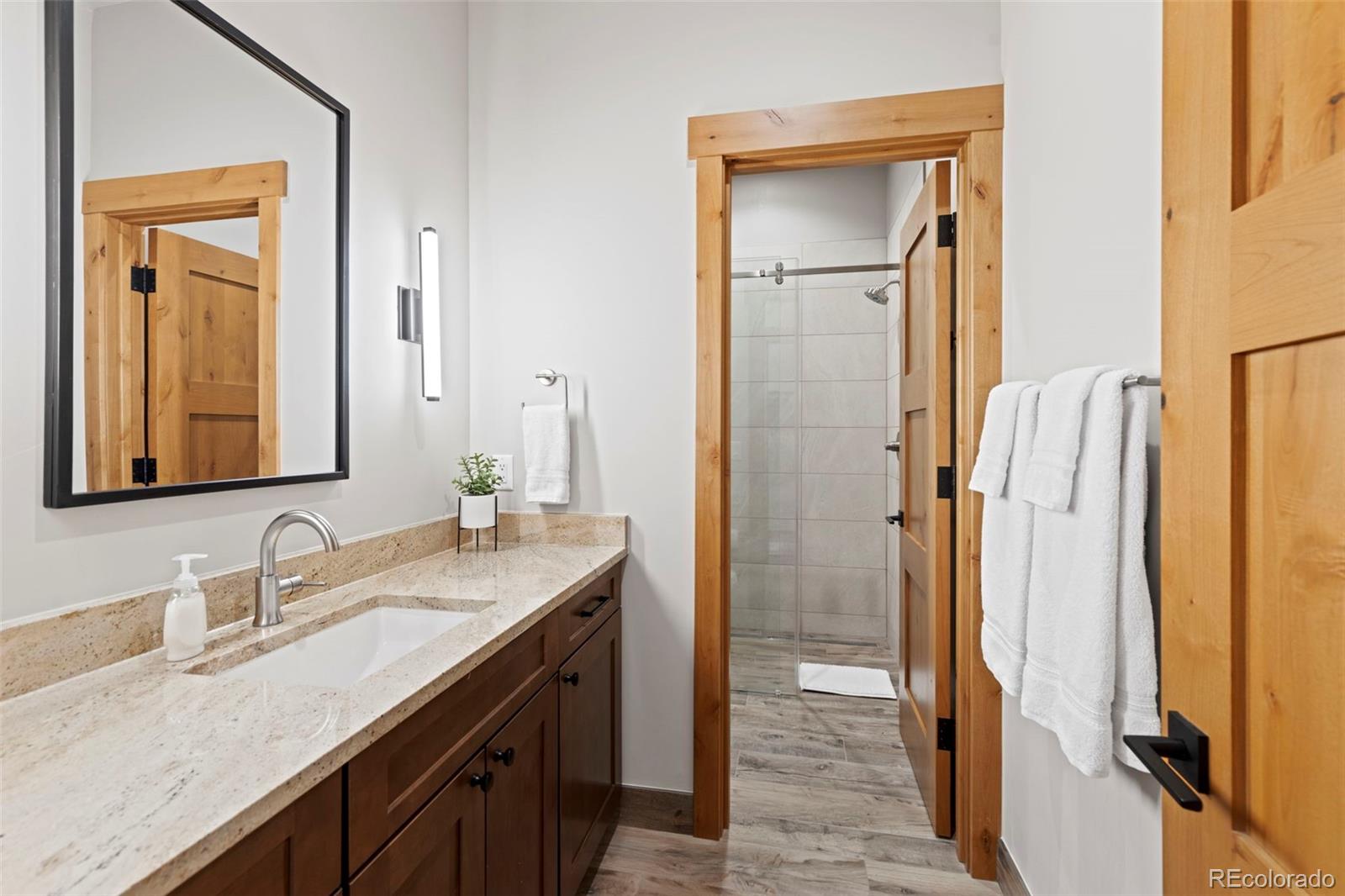 Shared bathroom with beautiful finishes