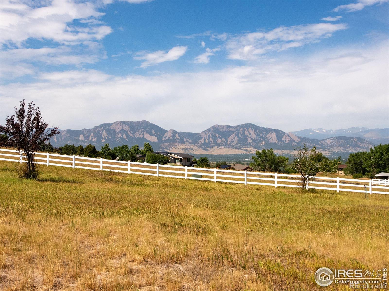 Sweeping Flatiron and Mountain Range Views