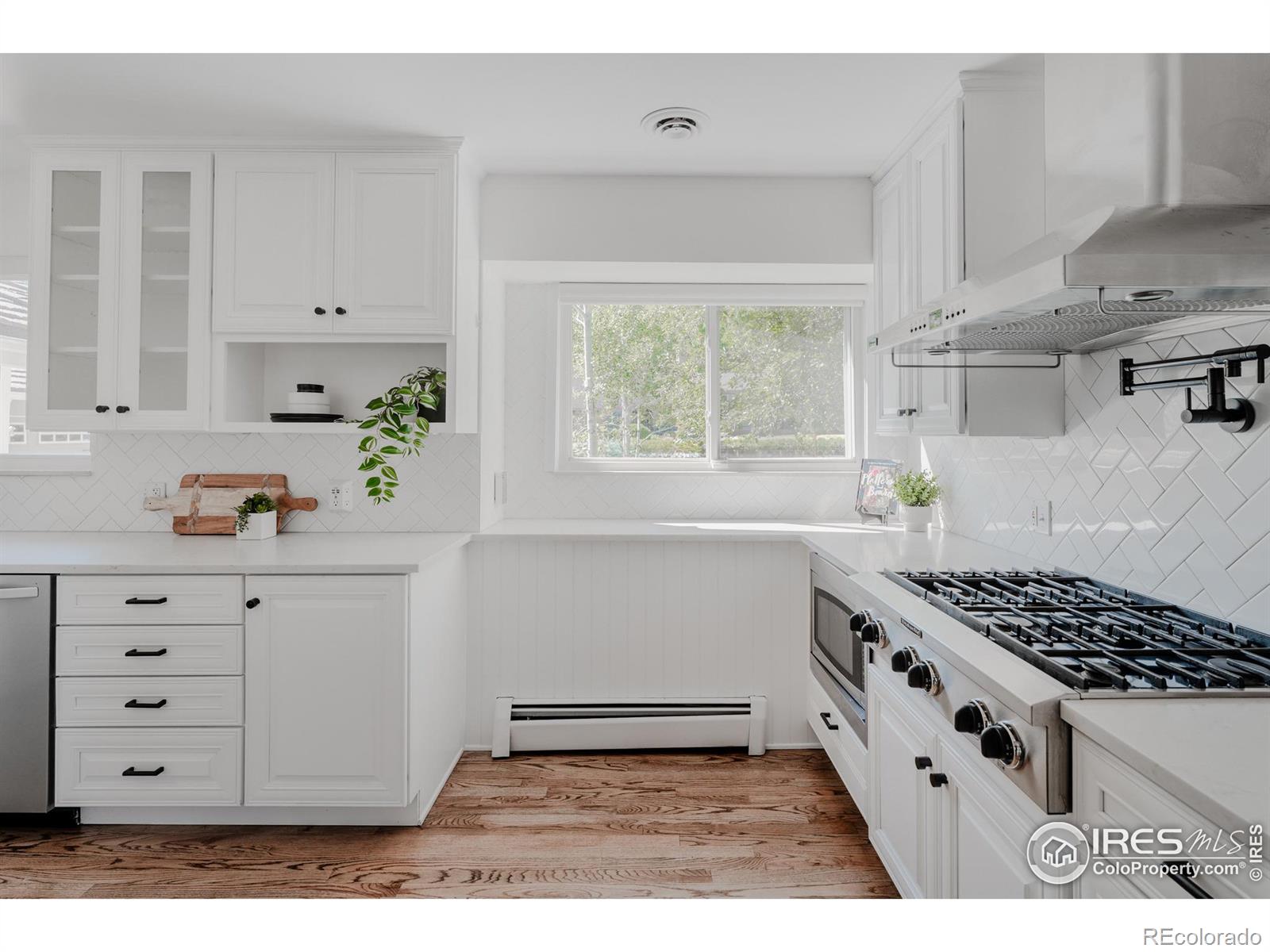 This kitchen has everything you want, both aesthetically and functionally, blending elegant design with practical features to create the perfect culinary space.