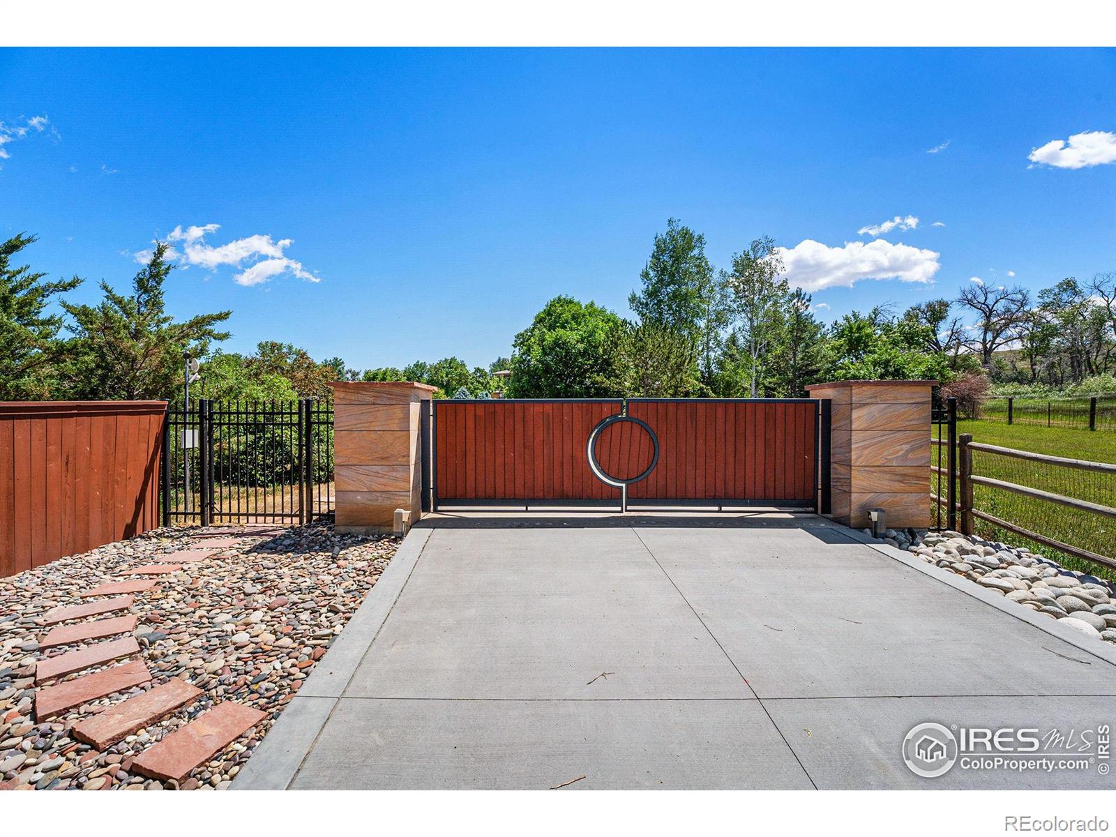 Privacy entry gate to home