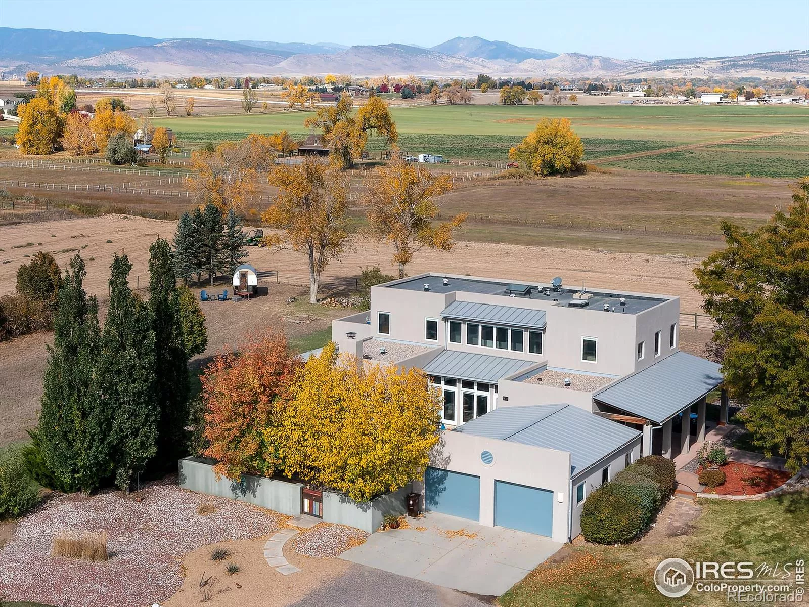 world class 3800sf post & beam barn - sunroom/greenhouse, tack room/office/gym, bathroom, wash bay, hay storage