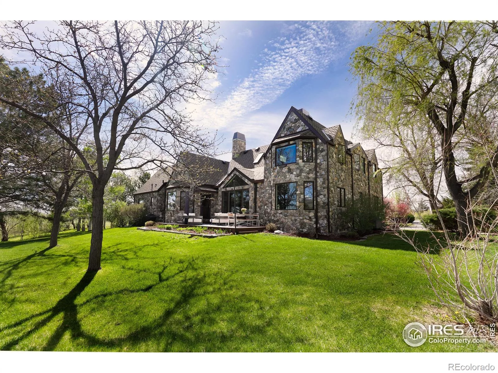 Refined Rustic meets English garden estate. Luxurious modern perfection. 10 acres nourished by 10 shares senior water rights. 1/4 acre lake. Addl motoshed /garage.