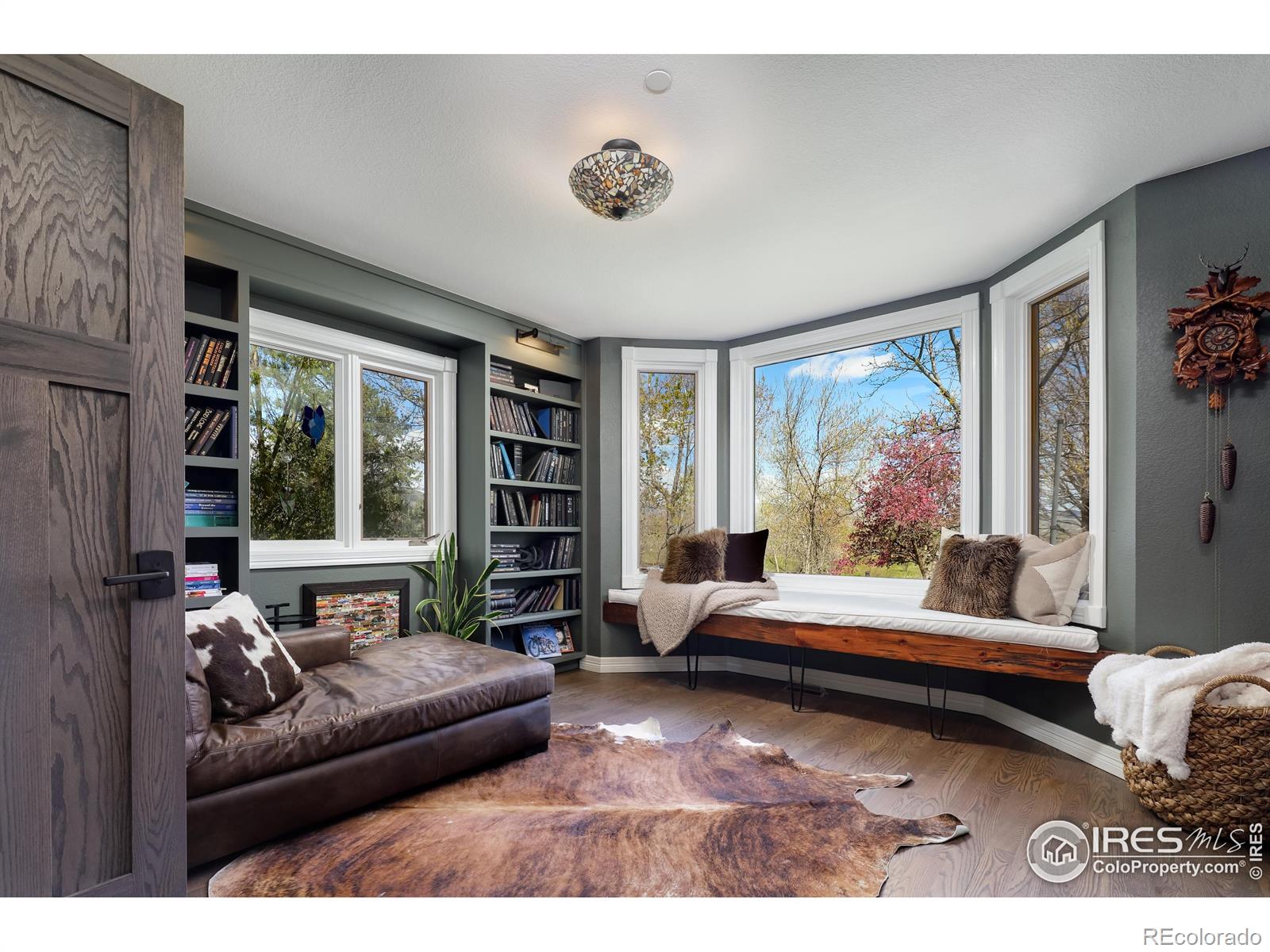 An enviable library with two sided fireplace. Overlooking the lake with westward mountain views and a charming cocktail nook.