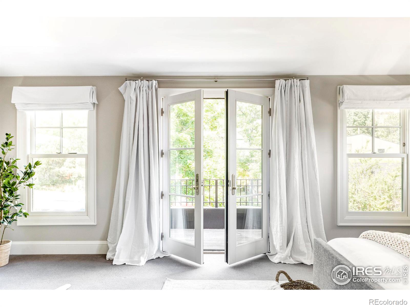 Gracious French doors lead to a balcony with unobstructed Flatiron views.