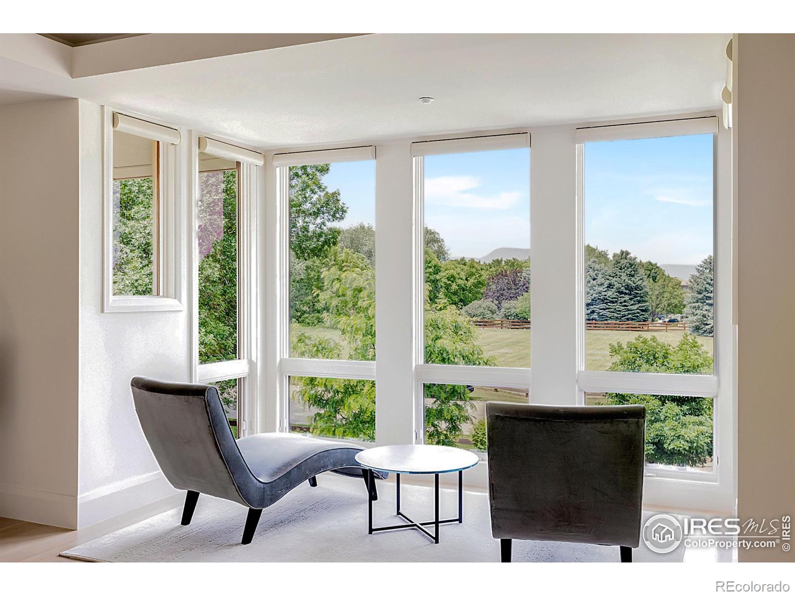 Sitting area with unobstructed views.