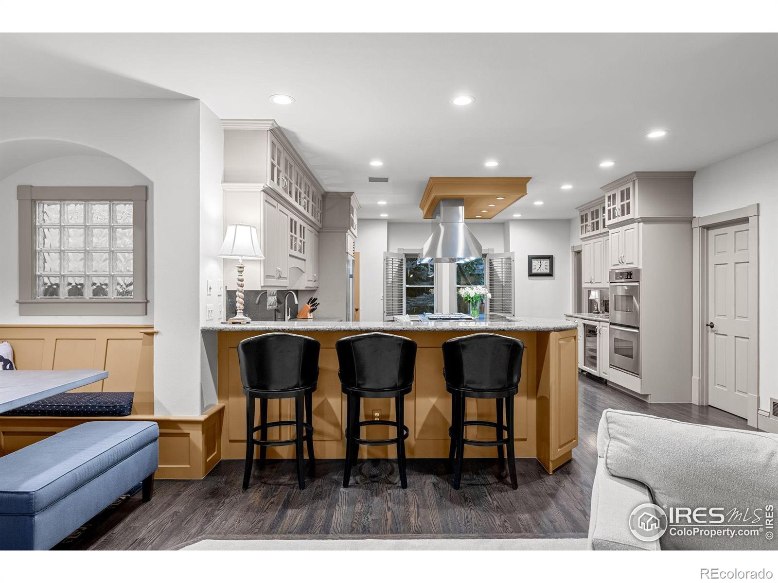 A luxury Kitchen and breakfast bar.