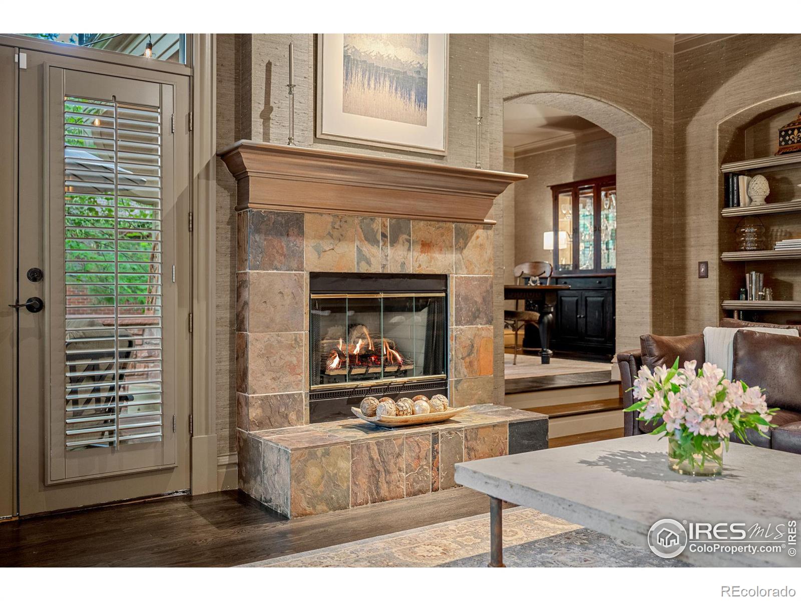 Warmth and elegance in the living room thanks to the fireplace.