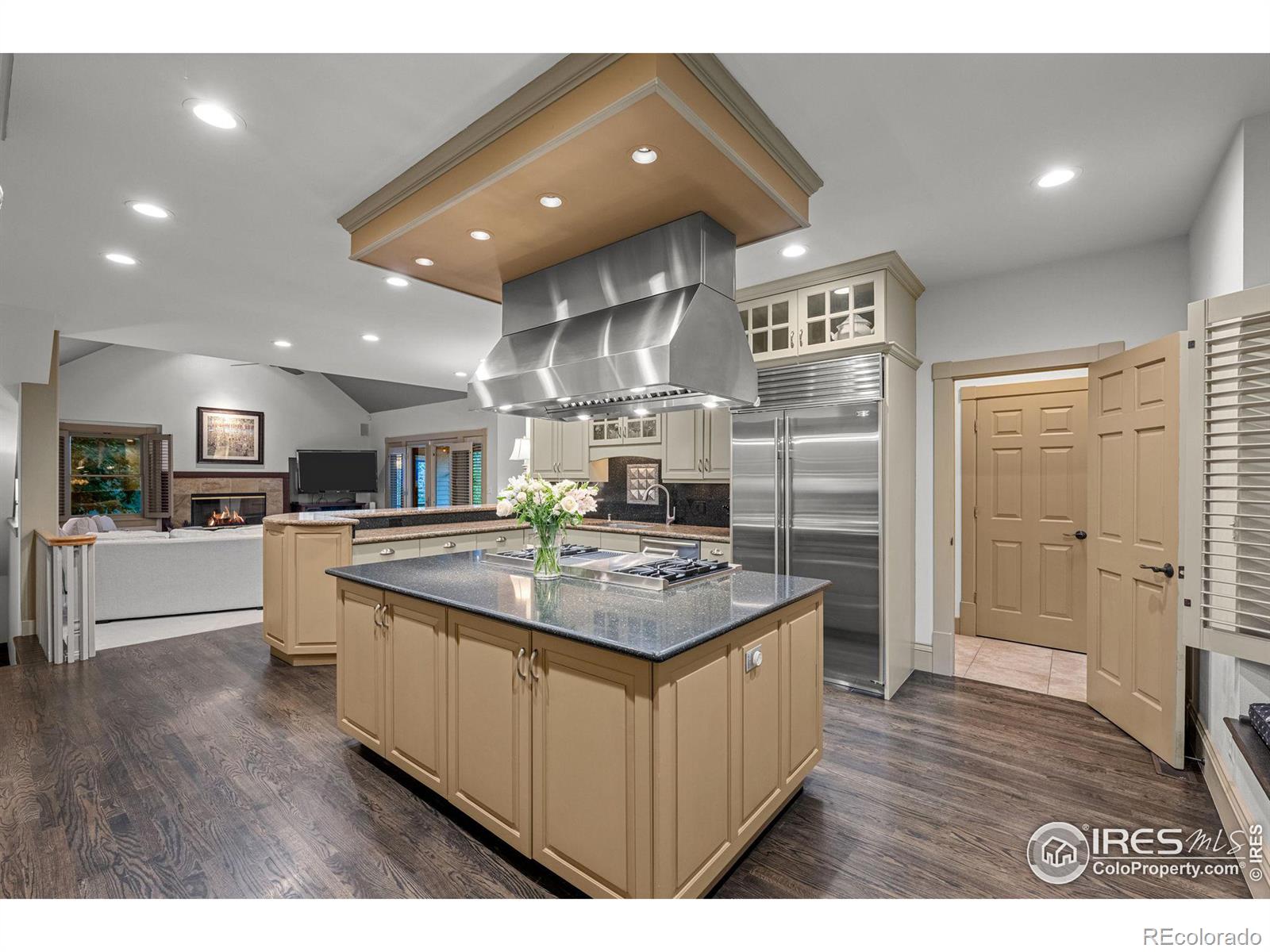 A kitchen with all of the amenities.