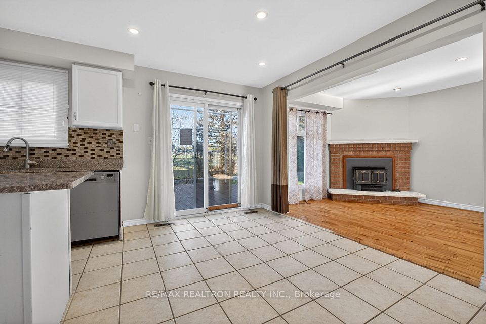 Breakfast area w/access to backyard