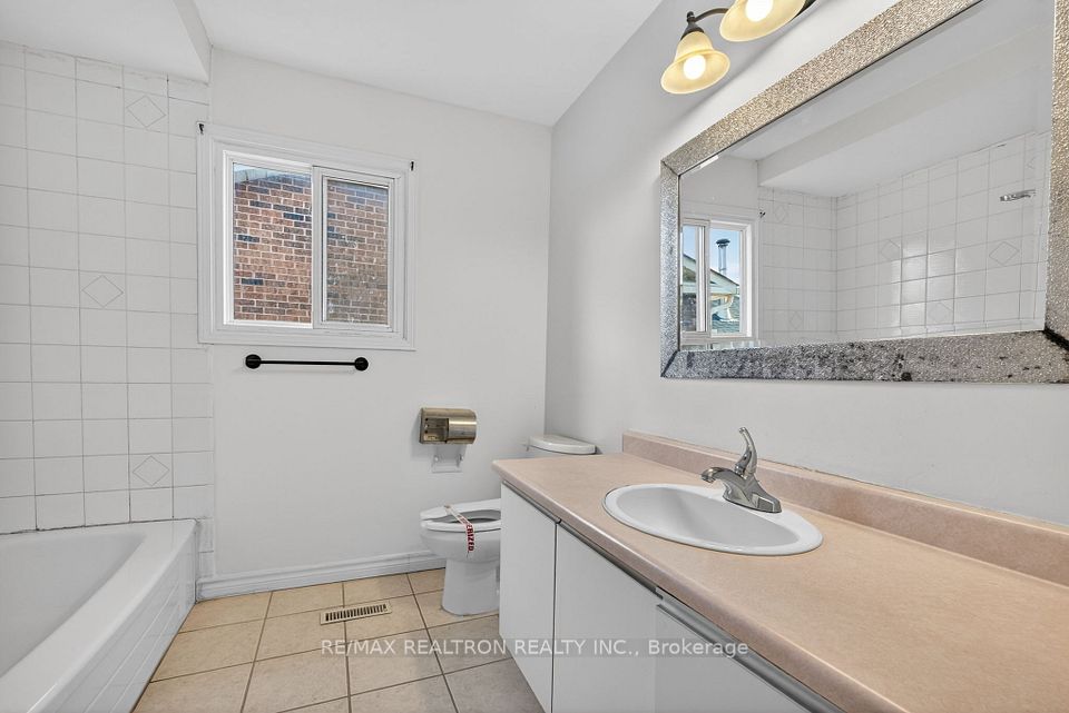 4-piece bathroom on the 2nd floor