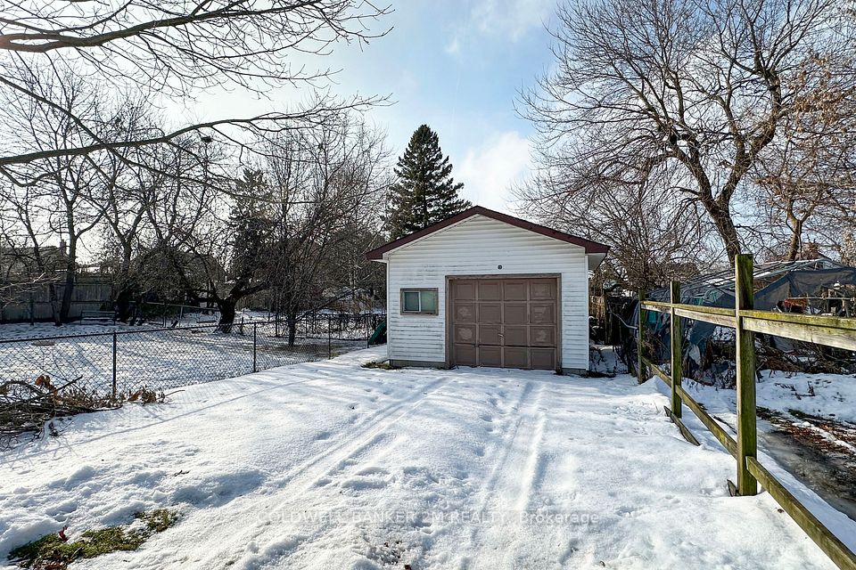 Spacious Single Car Garage in the Backyard.
