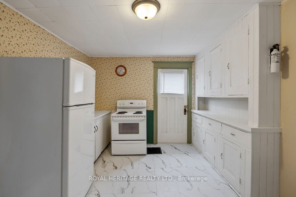 E13006318/E13006318-29.jpg