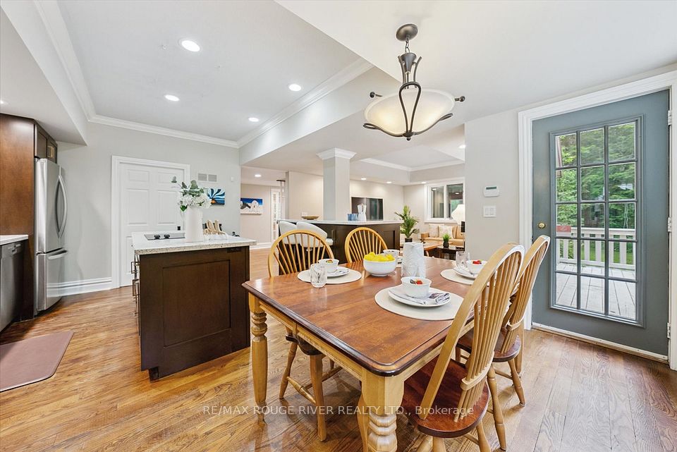 EAT-IN KITCHEN