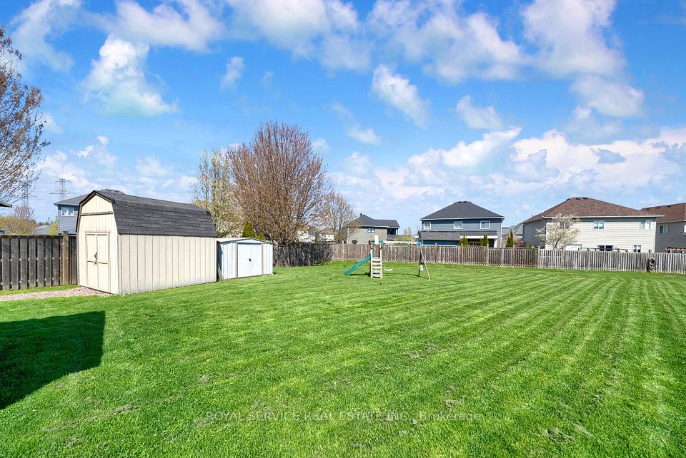 HUGE yard, almost 1/3 of an acre