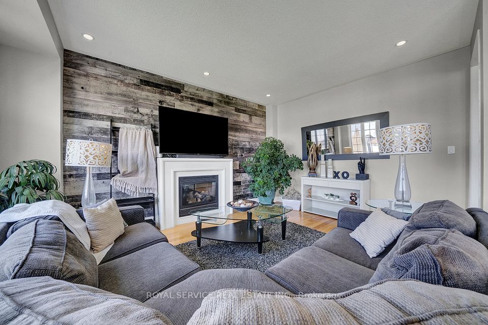 Main Living Room with Gas Fireplace
