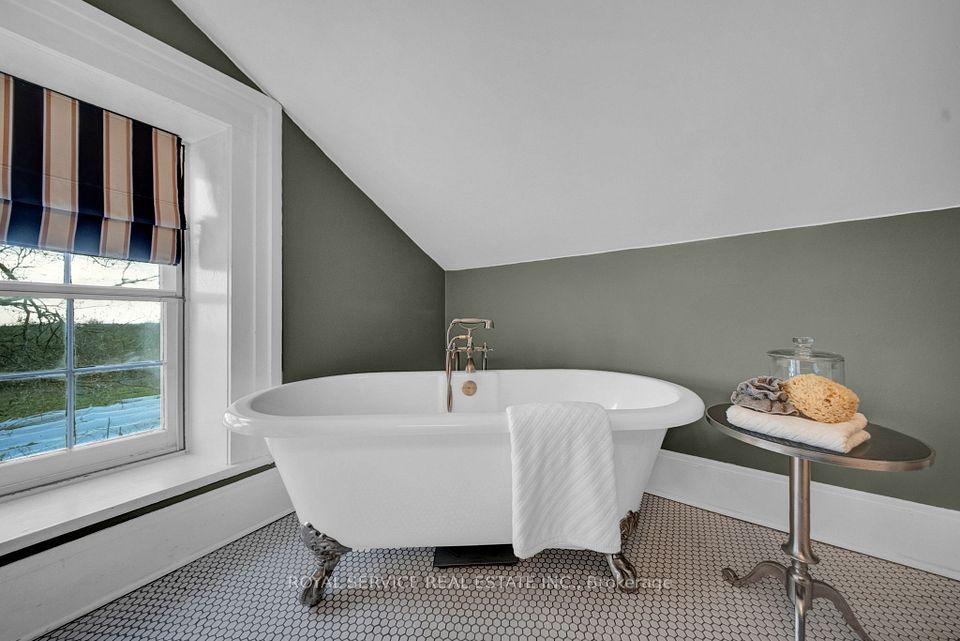 Claw foot soaker tub