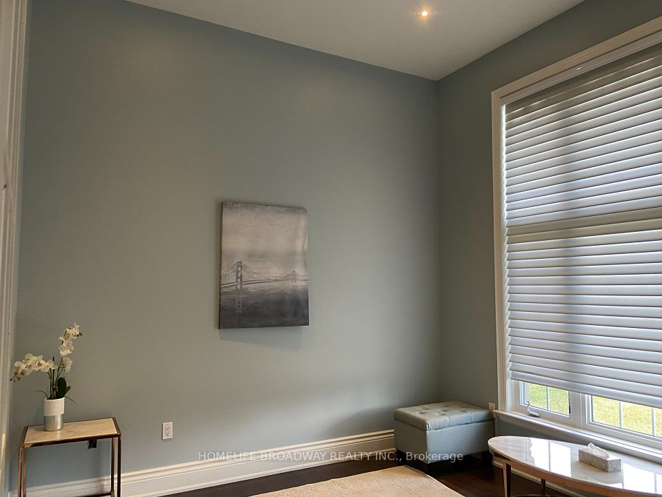 Ground Floor with Big Window