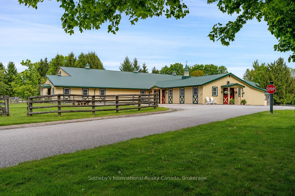 32 stall stable w/wash/grooming stalls