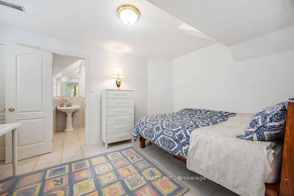 Basement Bedroom with 4pcs Ensuite