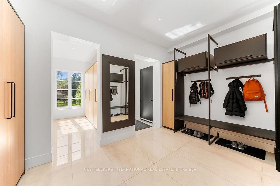 Mud Room w 2pc Ensuite