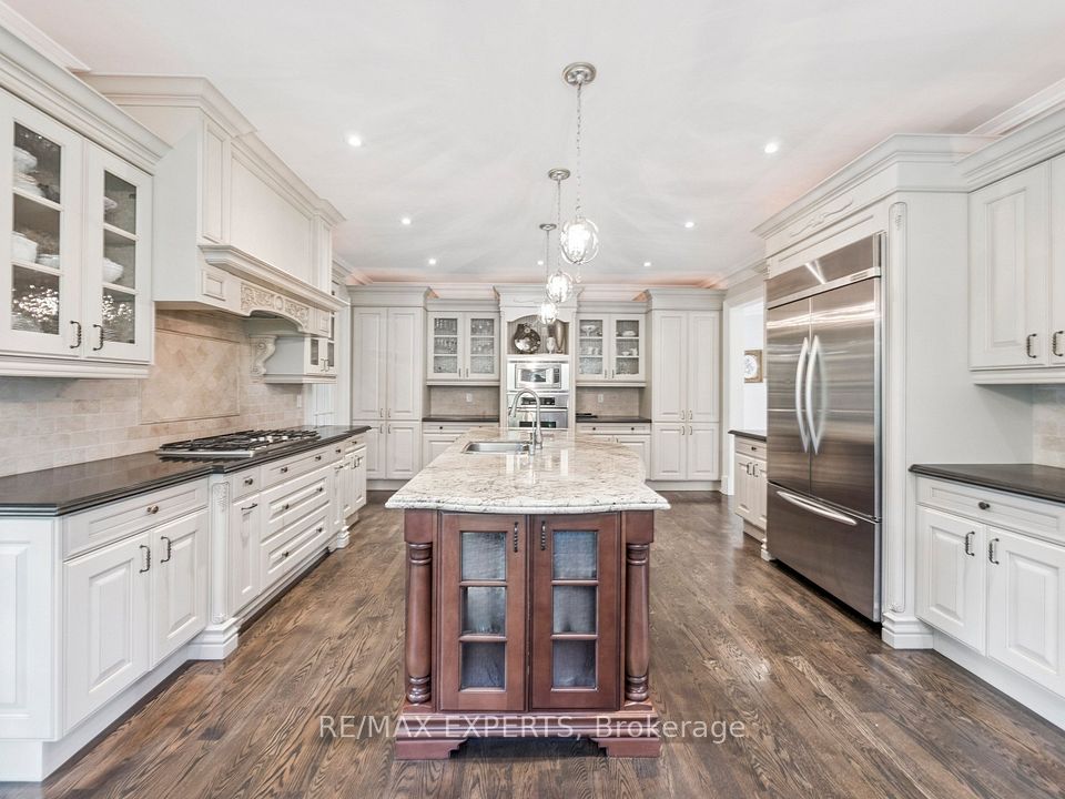 Large Gourmet Chef's Kitchen!