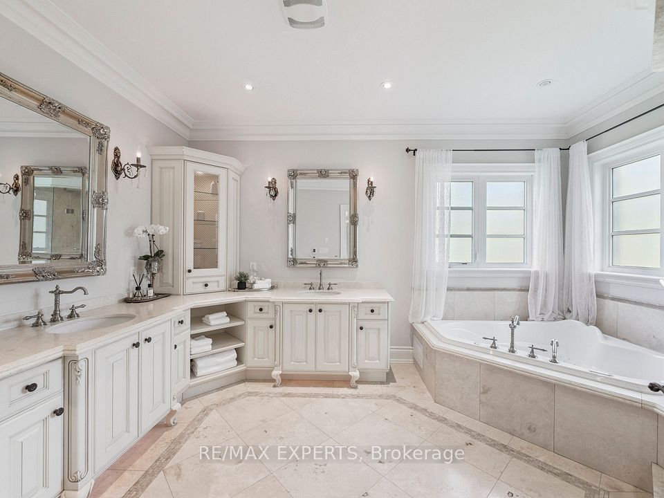 Huge Custom-made 5 Pc Ensuite  in Prime Bedroom!