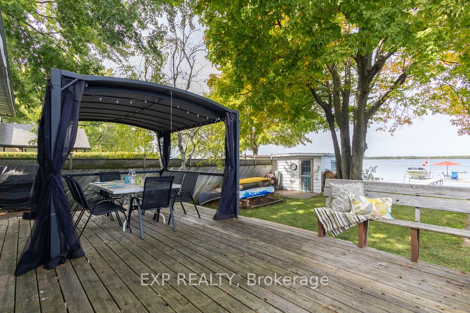 Large Back Deck Overlooking The Lake