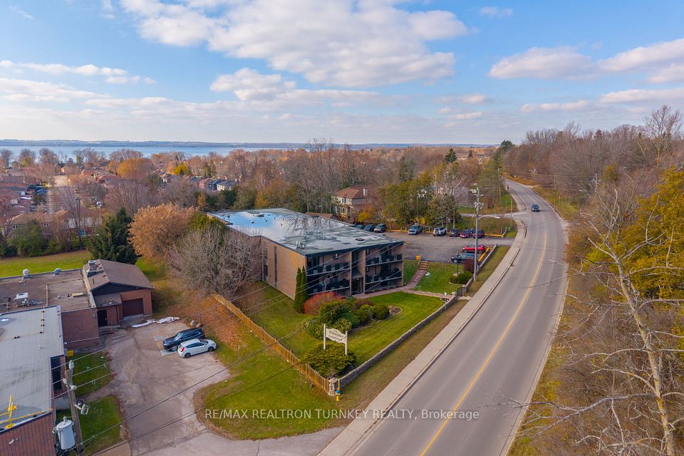 Minutes to HWY 404, transit and shopping