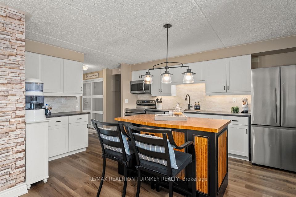 Stunning renovated kitchen w/ SS Appliances