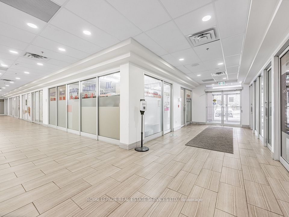 INSIDE FRONT CENTRE ENTRANCE