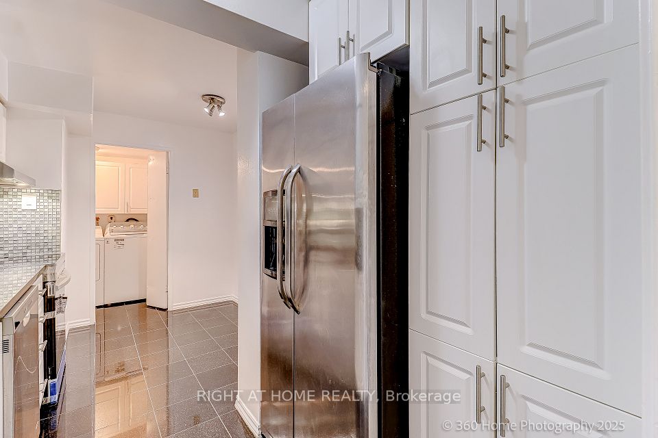 Kitchen with Breakfast area