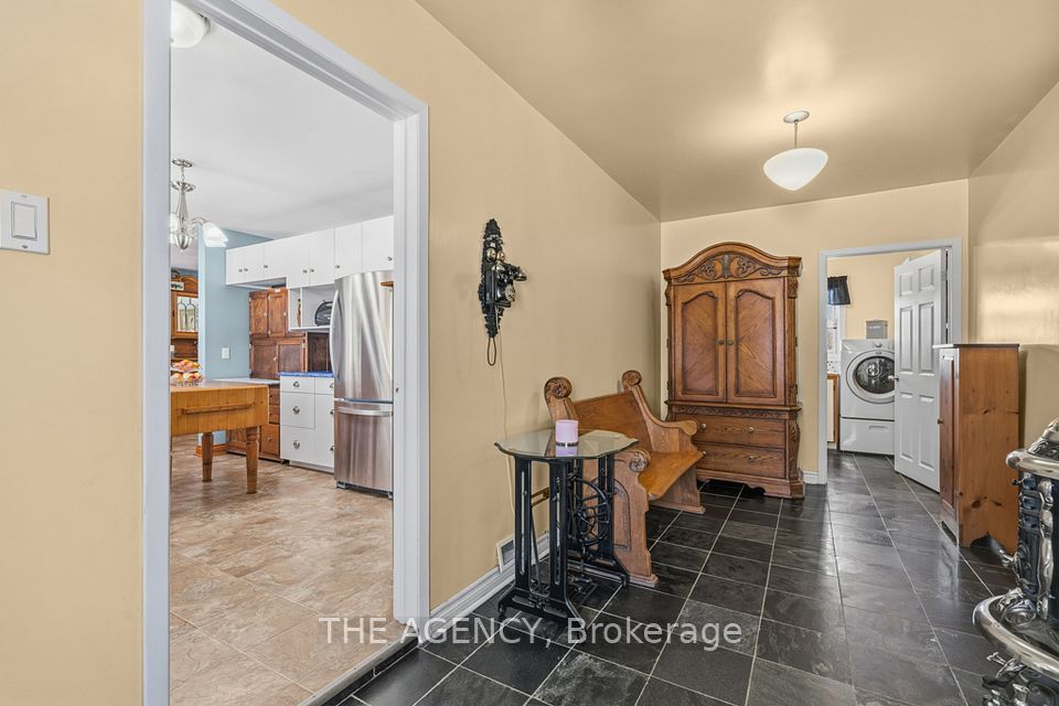Foyer with access to kitchen & laundry/2pc bath