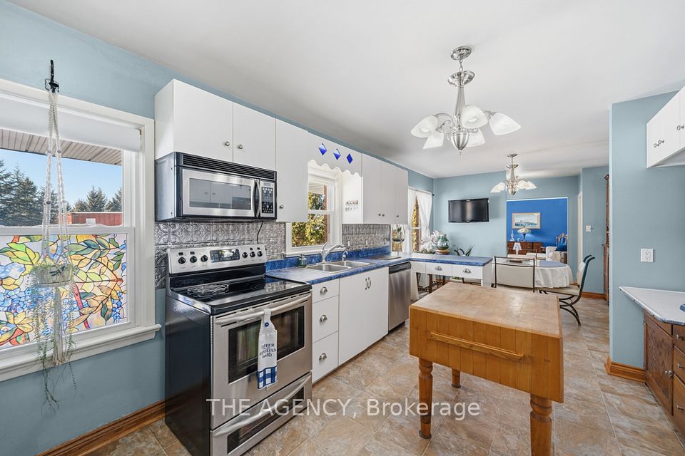 Sundrenched kitchen w/ west views