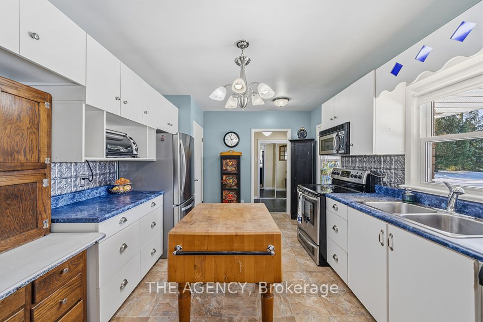 Kitchen w/ full-size S/S appliance & a large pantr