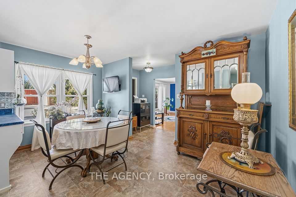 Dining with an office nook