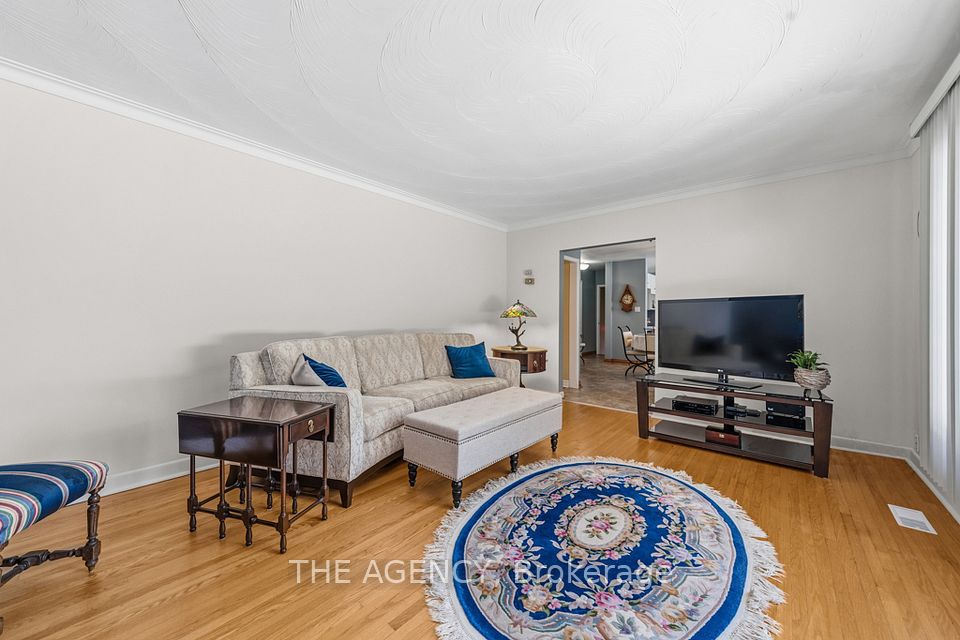 Living room w/ hardwood floors