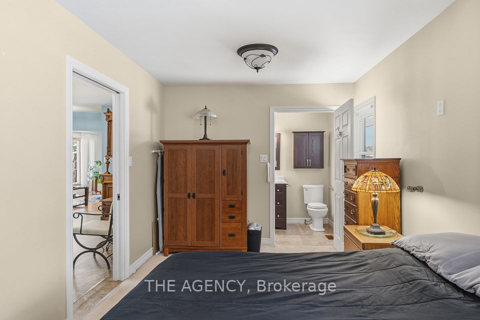 Primary bedroom w/ a 3pc ensuite