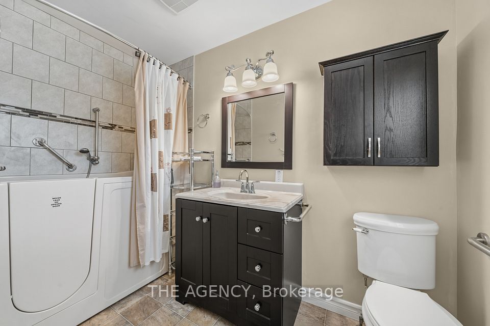 Primary ensuite w/ a walk-in tub & grab bars