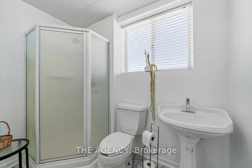 3pc ensuite bathroom in basement w/ a shower stall